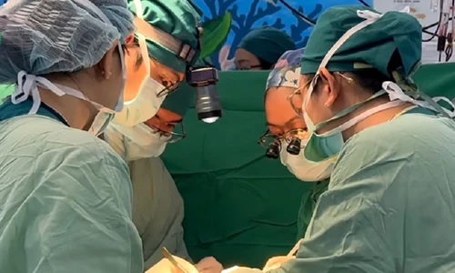 Bé trai 6 tháng tuổi mang khối u quái ác tính 1,3kg 