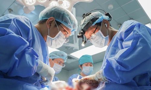 Cứu bệnh nhân bị khối u khủng kéo sụp tai xuống cổ