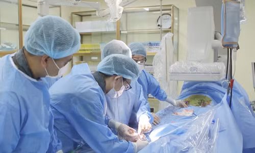 Đi khám đau lưng, phát hiện 'bom nổ chậm' trong bụng 