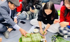 Trường Đại học đầu tiên ở miền Bắc tổ chức cho sinh viên gói và nấu bánh chưng đón Tết sớm 