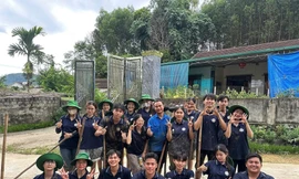 Tuổi trẻ Trường Đại học Vinh hỗ trợ người dân vượt qua bão Wipha