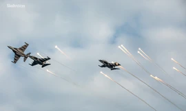 Cận cảnh Yak-130, Su-30MK2 thả đạn nhiệt trên bầu trời Thủ đô