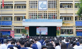Học sinh THPT Nhân Chính tự hào lan tỏa tinh thần mái trường qua cuộc thi hùng biện tiếng Anh Unlock The IELTS 2025