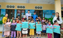 Những món quà được trao đến với các em học sinh.