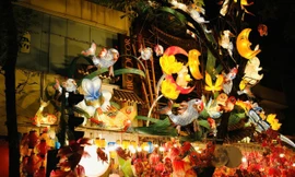 Phố Hàng Mã 'khoác áo' Trung Thu rực rỡ chỉ sau một đêm