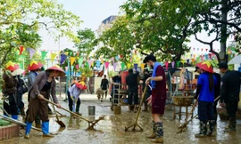 Các bạn trẻ phối hợp cùng người dân địa phương dọn dẹp, khắc phục hậu quả sau mưa bão.