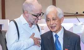 Hiệu trưởng chính Trường ĐH Khoa học và Công nghệ Hà Nội dành cho vợ chồng giáo sư Trần Thanh Vân sự ngưỡng mộ sâu sắc