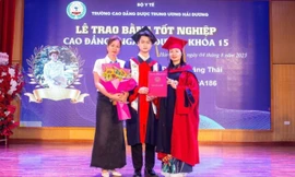 Quảng Thái cùng mẹ tại buổi lễ vinh danh tốt nghiệp.