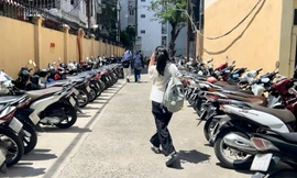 Hà Nội nắng nóng gay gắt, sinh viên gồng mình chống chọi 