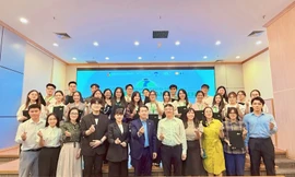 Sinh viên đạt học bổng chụp ảnh lưu niệm cùng ban tổ chức.