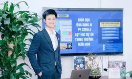 Thầy giáo Uông Minh Quân tốt nghiệp ngành Khoa học máy tính tại Mỹ và từng làm kỹ sư dữ liệu 2 năm cho một tập đoàn sản xuất ô tô. Nhưng rồi anh nhận ra niềm đam mê thật sự của mình là được giao tiếp, trò chuyện với con người.