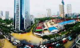 Nhiều con đường bao quanh Đại sứ quán Mỹ ở địa chỉ mới bị ngập sau cơn mưa lớn 