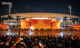 Hàng ngàn bạn trẻ đổ về Mỹ Đình xem đại bác khai hoả 