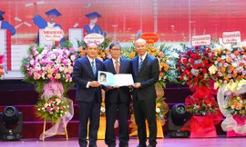 Cuốn nhật ký của liệt sĩ Nguyễn Kỳ Sơn được trao mái trường Thủy lợi.