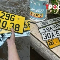 NÓNG 28/8: Người dân nháo nhác tìm biển số xe bị 'rụng' sau đợt mưa ngập ở Hà Nội
