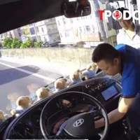 NÓNG 4/8: Tài xế ô tô con lao lên xe khách rút chìa khóa rồi bỏ đi, mặc kệ 40 hành khách bên trong