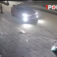 NÓNG 16/3: Xác minh được danh tính tài xế ô tô lao lên vỉa hè, tông gãy chân người phụ nữ rồi bỏ chạy