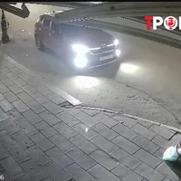 NÓNG 16/3: Xác minh được danh tính tài xế ô tô lao lên vỉa hè, tông gãy chân người phụ nữ rồi bỏ chạy