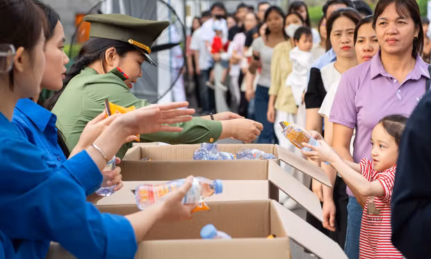 Tuổi trẻ Thủ đô tình nguyện hỗ trợ nhân dân viếng Lăng Bác dịp 30/4