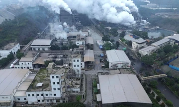 Những khu nhà máy xả khói trắng, phủ mờ khu vực xung quanh