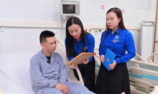 Trao Huy hiệu Tuổi trẻ dũng cảm cho đoàn viên cứu 4 người vụ lật tàu trên vịnh Hạ Long