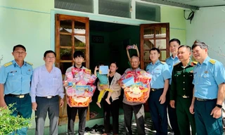 Khen thưởng người dân hỗ trợ phi công trong vụ tai nạn máy bay quân sự ở Đắk Lắk