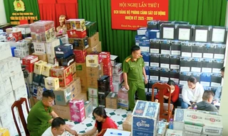 Mua hàng chục nghìn chai rượu lậu, dán tem giả bán ra thị trường