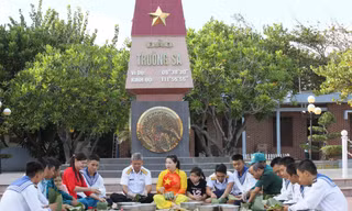 Các cán bộ, chiến sĩ cùng người dân đặc khu Trường Sa gói bánh chưng.