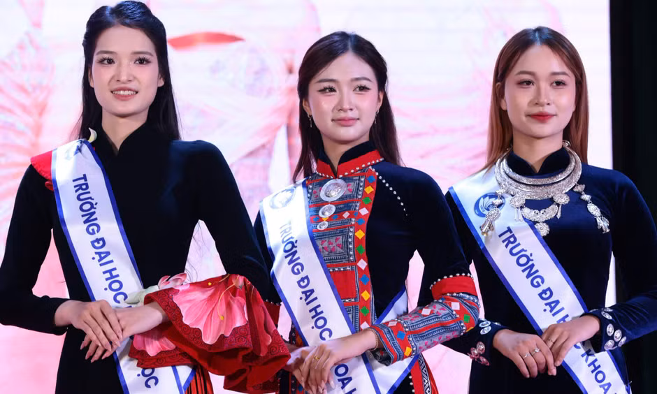 Nữ sinh Thái Nguyên tự tin sải bước cùng Hoa hậu Hà Trúc Linh