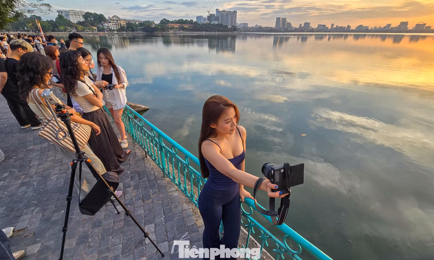 Biển người đổ ra Hồ Tây săn hoàng hôn 'điện ảnh'