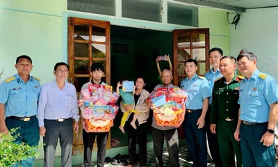 Khen thưởng người dân hỗ trợ phi công trong vụ tai nạn máy bay quân sự ở Đắk Lắk