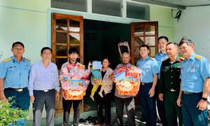 Khen thưởng người dân hỗ trợ phi công trong vụ tai nạn máy bay quân sự ở Đắk Lắk
