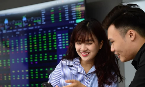 Chứng khoán tiến gần đỉnh lịch sử 1.500 điểm: Chốt lời hay mua tiếp?