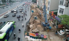 Dựng hàng rào thi công hầm chui Cổ Linh, giao thông có dấu hiệu ùn tắc