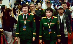 Ê-kíp Mưa đỏ gồm Thượng tá, NSƯT, đạo diễn Đặng Thái Huyền và Đại tá, Giám đốc sản xuất Kiều Thanh Thúy được khán giả cổ vũ khi tiến vào thảm đỏ lễ trao giải Liên hoan phim Việt Nam lần thứ 24. Điện ảnh Quân đội nhân dân Việt Nam làm nên lịch sử với tác phẩm đạt doanh thu hơn 714 tỷ đồng.