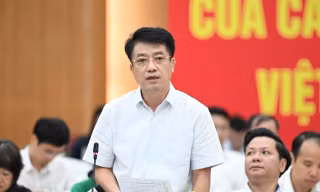 Bộ Nội vụ: ‘Không phải ai cũng được chuyển thành công chức’ 
