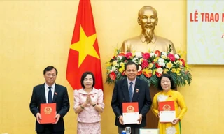 Phó Chủ nhiệm và 2 đại biểu Quốc hội chuyên trách nghỉ hưu trước tuổi