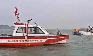 Vụ lật tàu tại Quảng Ninh: Thủ tướng yêu cầu khẩn trương tìm kiếm cứu nạn, khắc phục hậu quả
