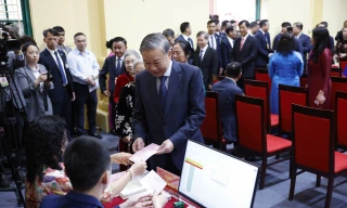 Hình ảnh Tổng Bí thư Tô Lâm cùng lãnh đạo Đảng, Nhà nước thực hiện quyền cử tri