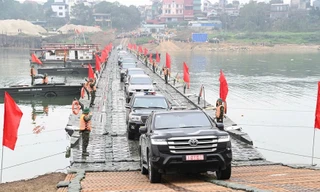 Thủ tướng khen các đơn vị ‘thần tốc’ hoàn thành cầu phao bắc qua sông Lô