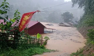 Thủ tướng: Huy động 'bốn tại chỗ' khắc phục hậu quả mưa lũ, sạt lở đất