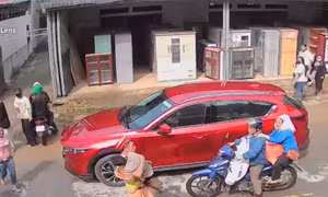 Cảnh sát giao thông kịp thời cứu sống cháu bé bị điện giật tại lễ hội té nước