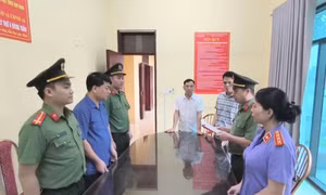 Lừa lấy tiền nhập học của sinh viên tại chức, khi tốt nghiệp còn giao bằng giả