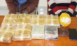 Bắt hai đối tượng ngoại quốc mang theo lượng lớn ma túy vào Điện Biên