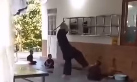Khởi tố, bắt tạm giam đối tượng đánh các cháu bé tại chùa Bầu, Phú Thọ