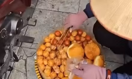 Hà Nội: Xác minh thông tin du khách bị 'chặt chém' 420 nghìn đồng cho 10 chiếc bánh rán 