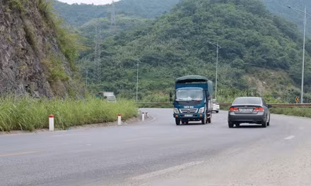 Đề xuất thí điểm cấm mượn làn đường ngược chiều để vượt xe trên Quốc lộ 6
