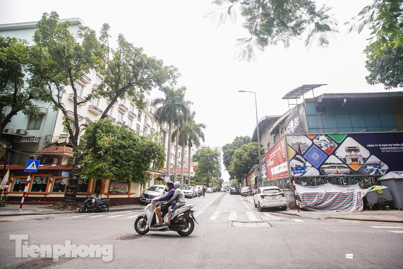 HĐND thành phố Hà Nội vừa thông qua Nghị quyết về việc đặt tên, đổi tên, điều chỉnh độ dài một số đường, phố và công trình công cộng trên địa bàn thành phố Hà Nội năm 2025. Theo đó, Hà Nội sẽ đặt tên 38 tuyến đường, phố mới; điều chỉnh độ dài 06 tuyến đường, phố; đặt tên 14 công trình công cộng mới; đổi tên một công trình công cộng. Trong 38 tuyến đường, phố được đặt tên mới đợt này, đáng chú ý có phố Hàng Lọng (phường Cửa Nam), đây là tuyến phố mang dấu ấn lịch sử văn hoá Thăng Long - Hà Nội. dsc06709.jpg