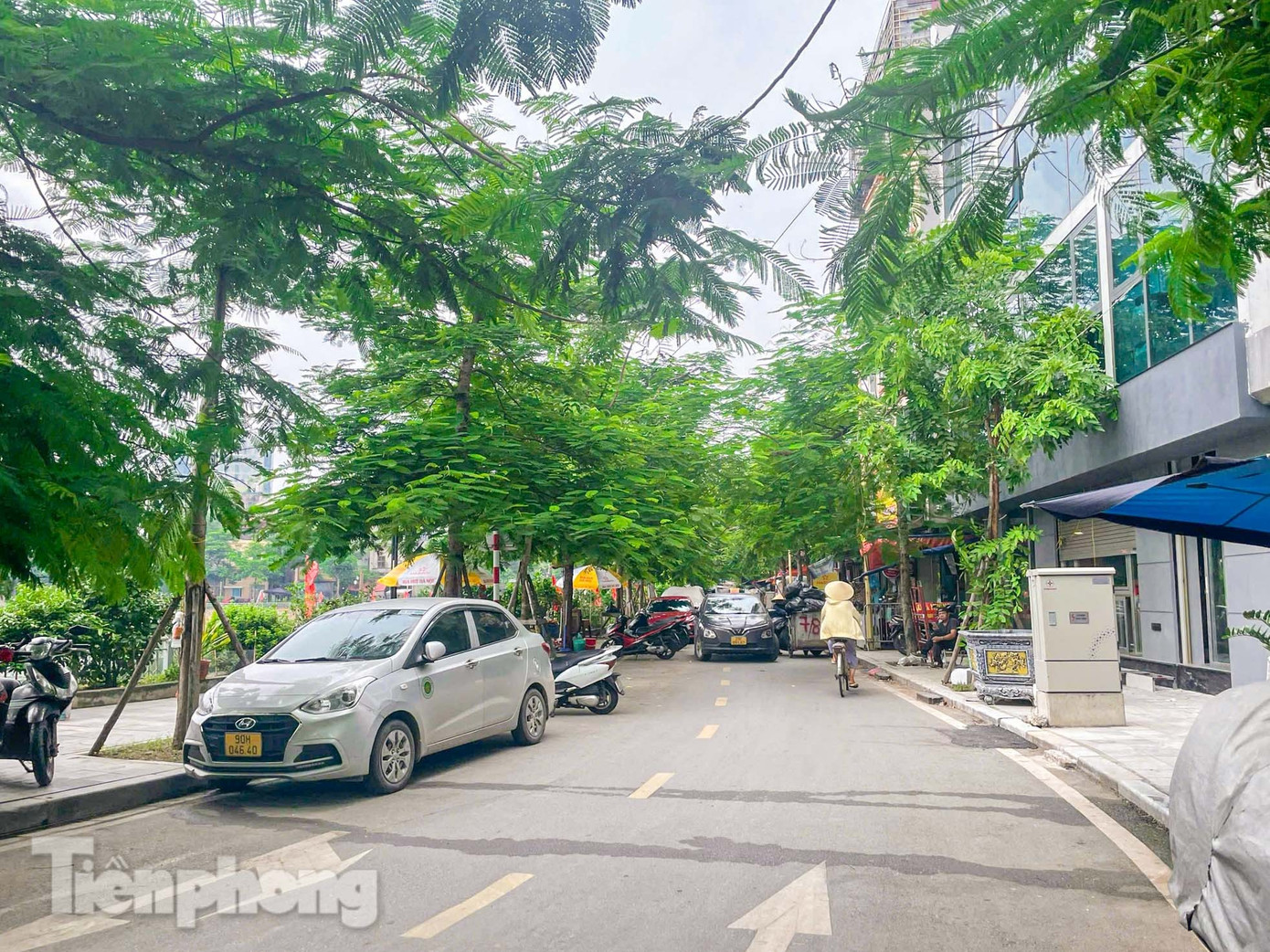 Người dân sinh sống ở đây cho biết, trước khi có tên phố Hồ Linh Quang, mọi người vẫn gọi là đường ven hồ. z6805847328930-e34fccb53eada4064bc834fc3facbf0c.jpg