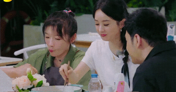 Triệu Lệ Dĩnh và Huỳnh Hiểu Minh bị ném đá vì cách ăn uống mất vệ sinh trên truyền hình ảnh 2